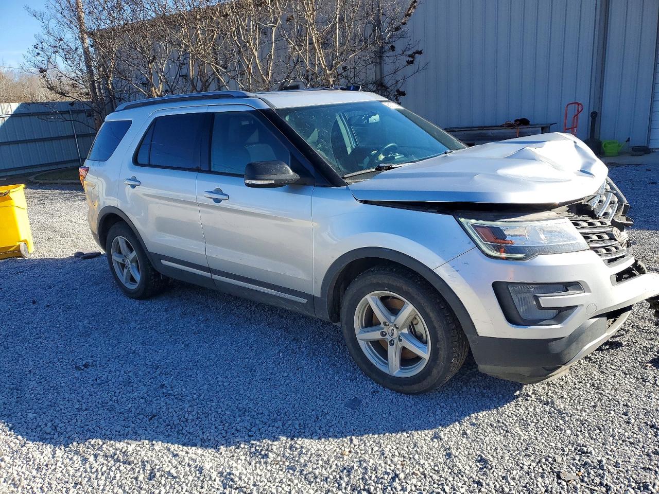 2017 FORD EXPLORER XLT photo 4