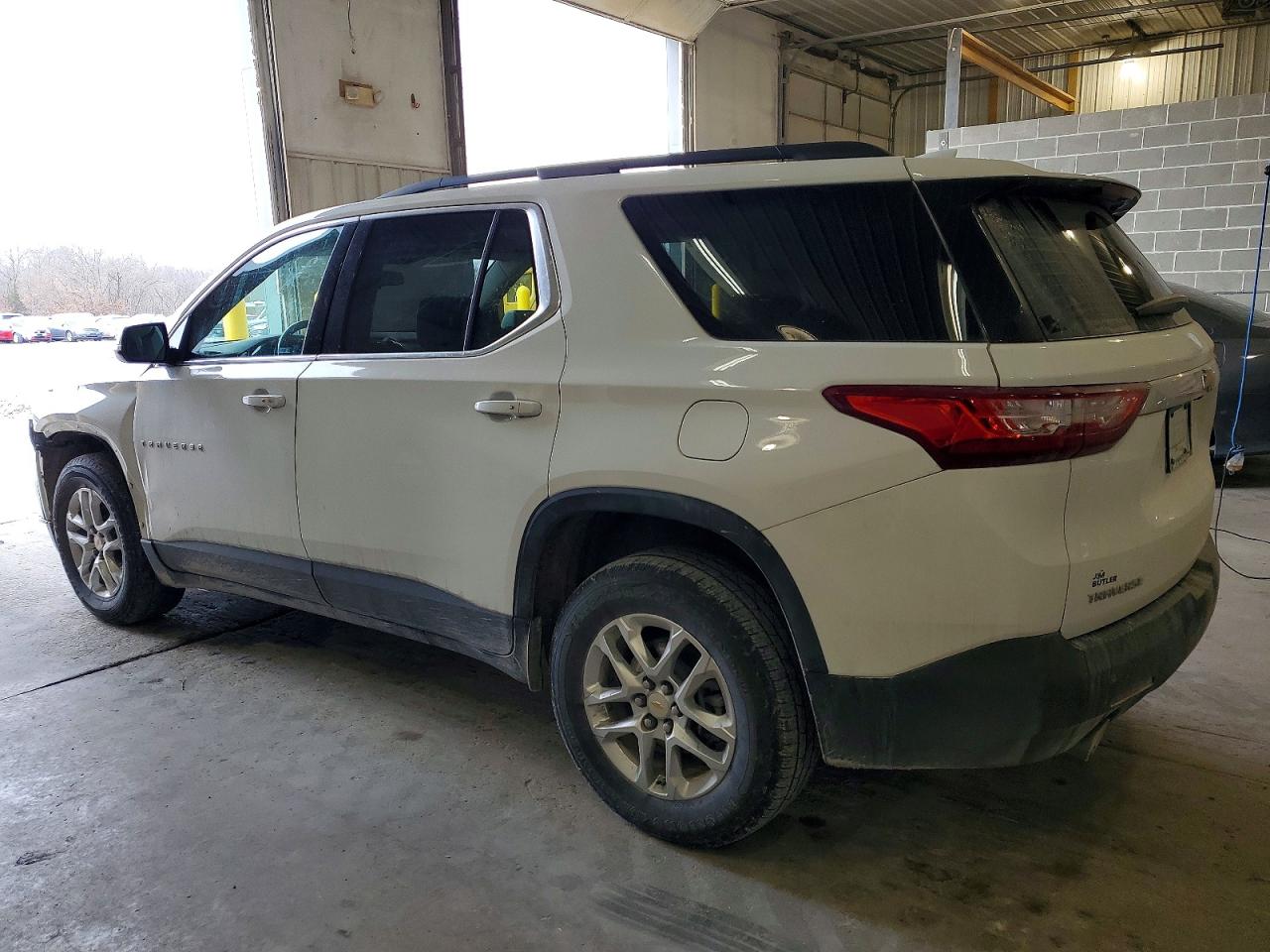 2020 CHEVROLET TRAVERSE LT photo 2
