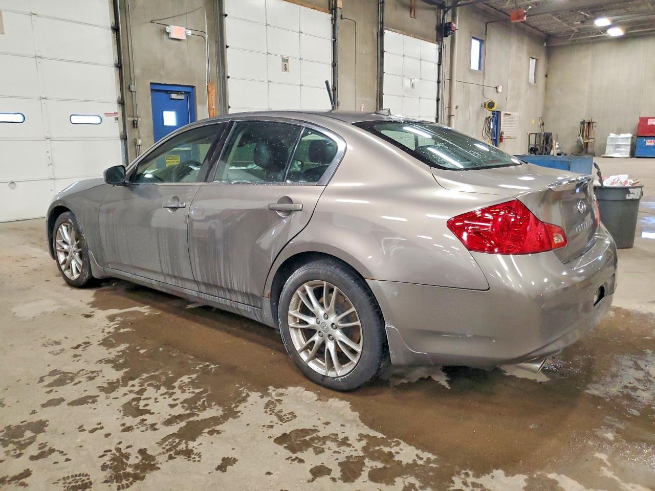 2011 INFINITI G37 photo 2