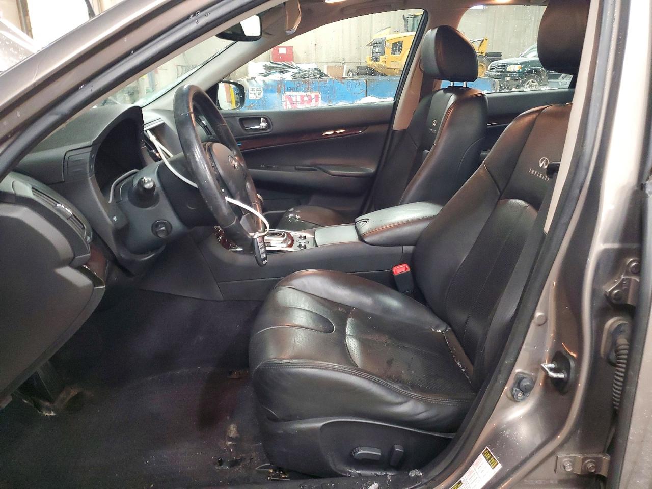 2011 INFINITI G37 photo 7