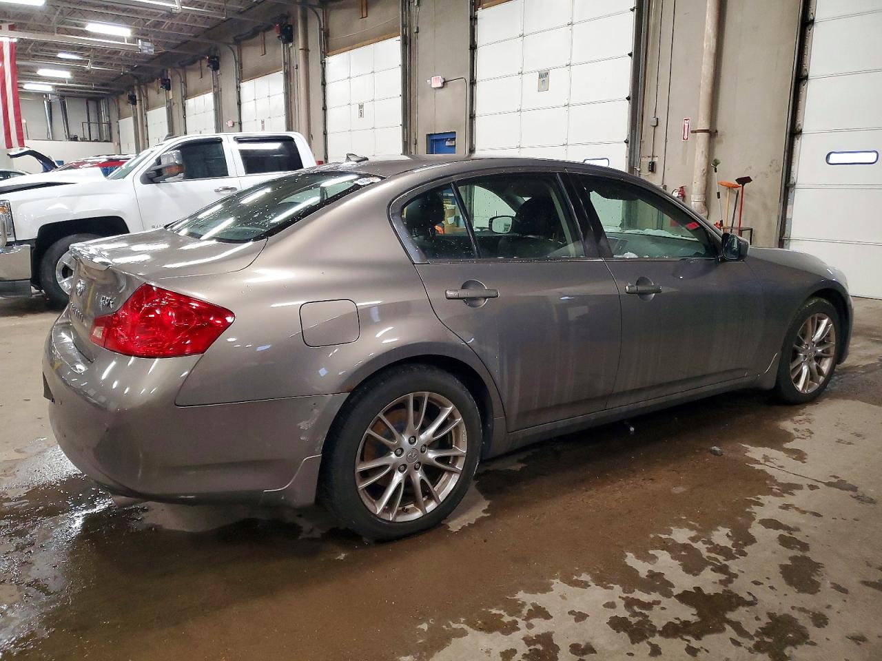 2011 INFINITI G37 photo 3