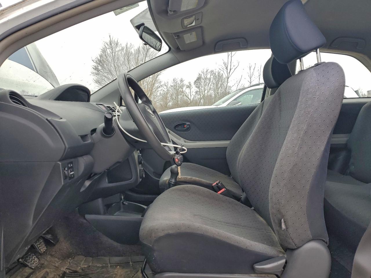 2010 TOYOTA YARIS photo 13