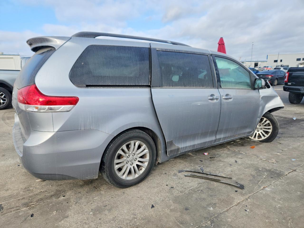2013 TOYOTA SIENNA XLE photo 3