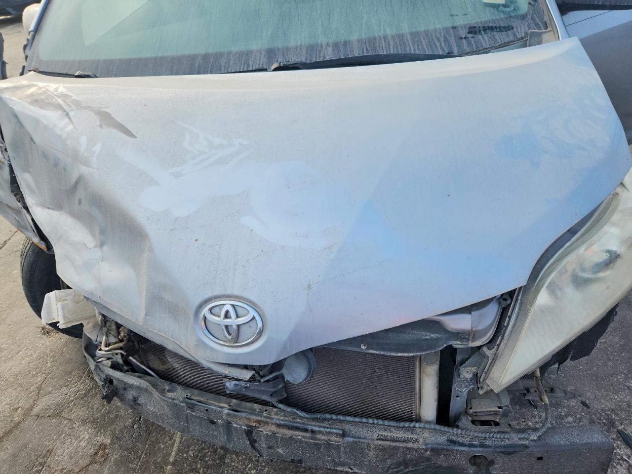 2013 TOYOTA SIENNA XLE photo 12