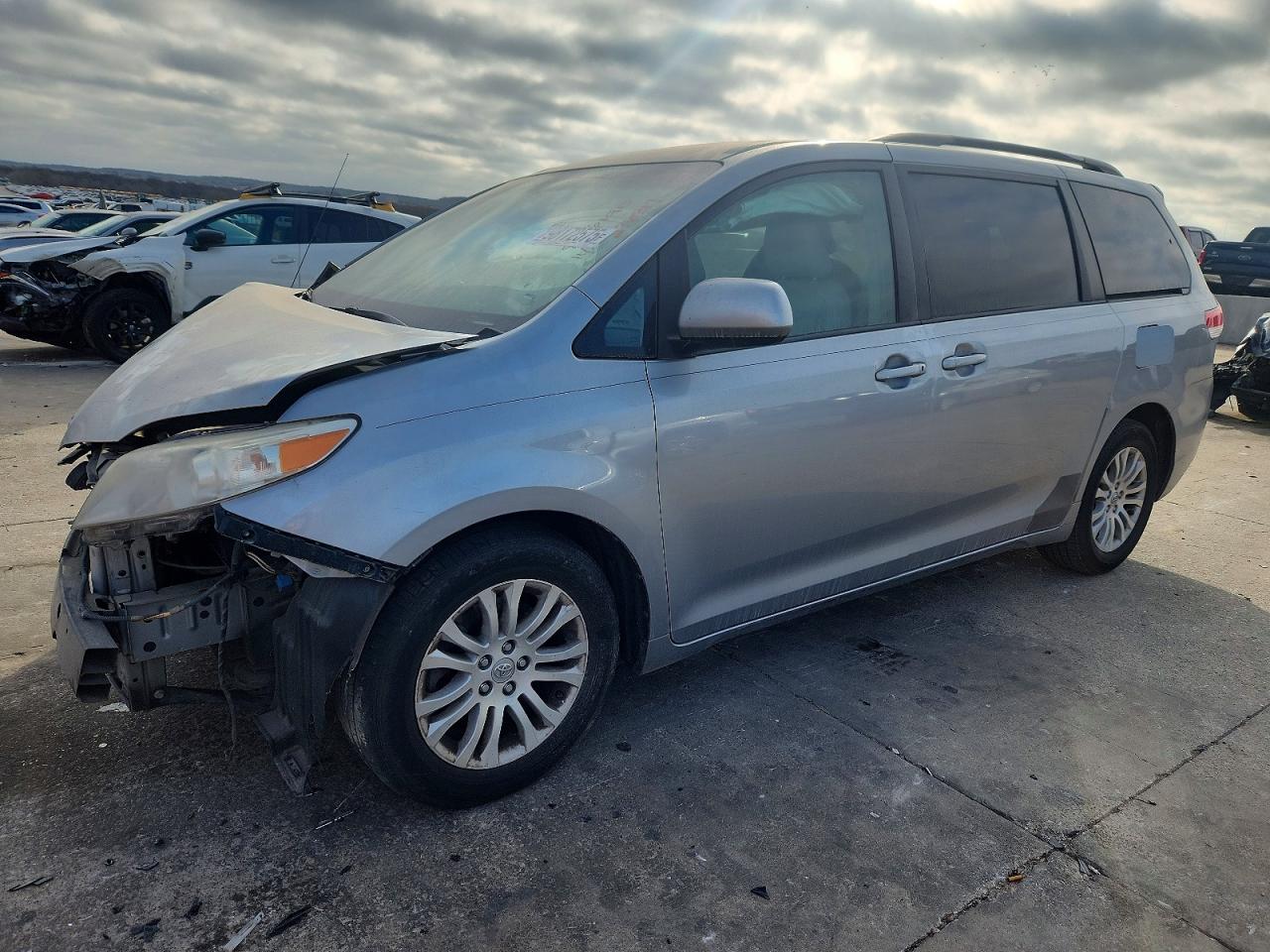 2013 TOYOTA SIENNA