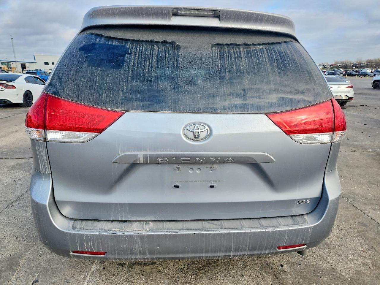 2013 TOYOTA SIENNA XLE photo 6