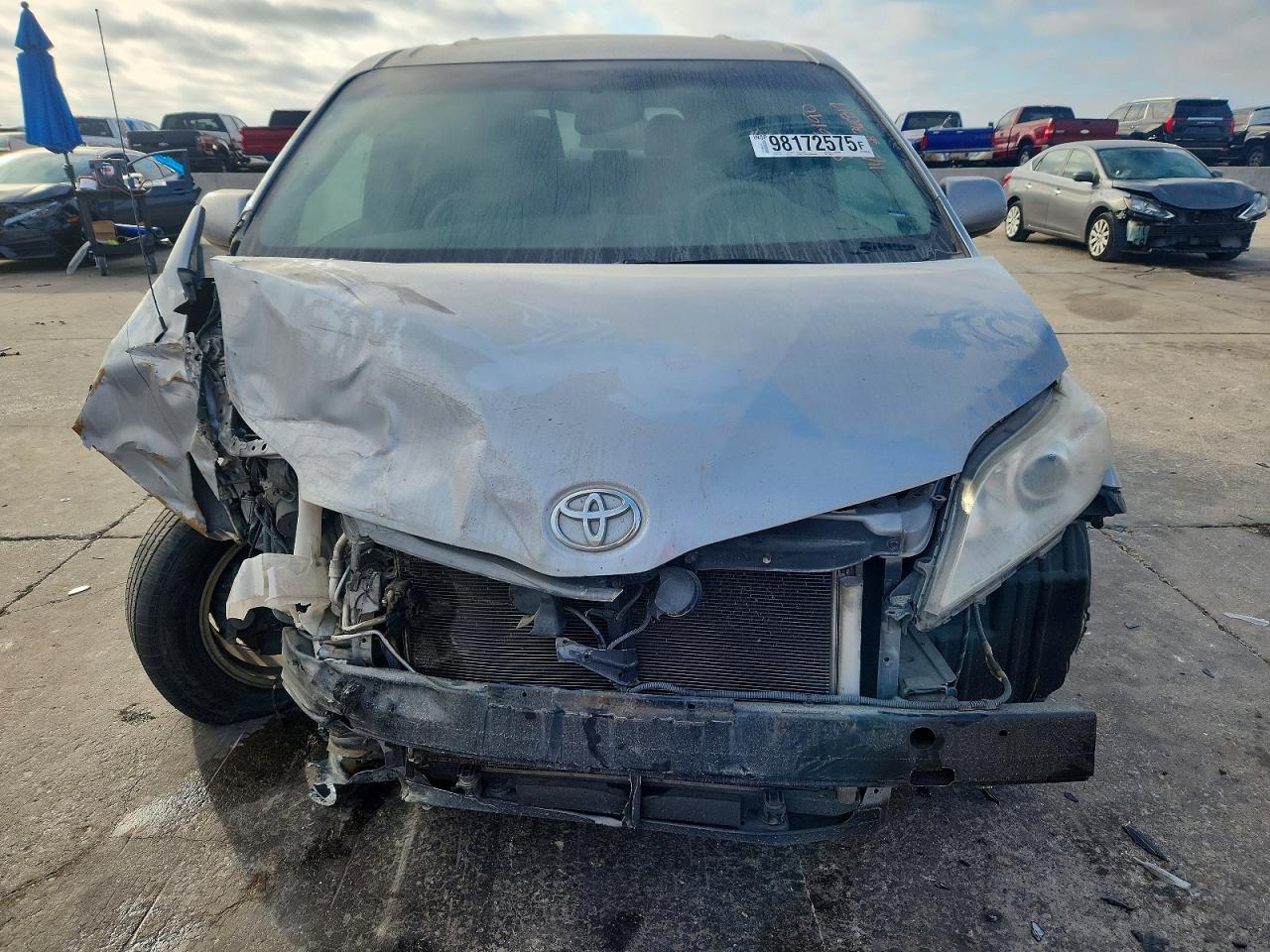 2013 TOYOTA SIENNA XLE photo 5