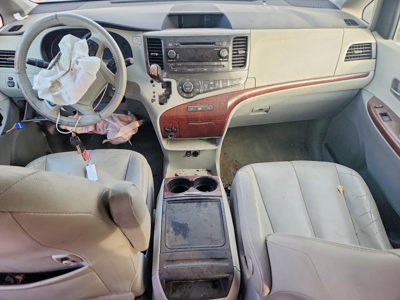 2013 TOYOTA SIENNA XLE photo 8