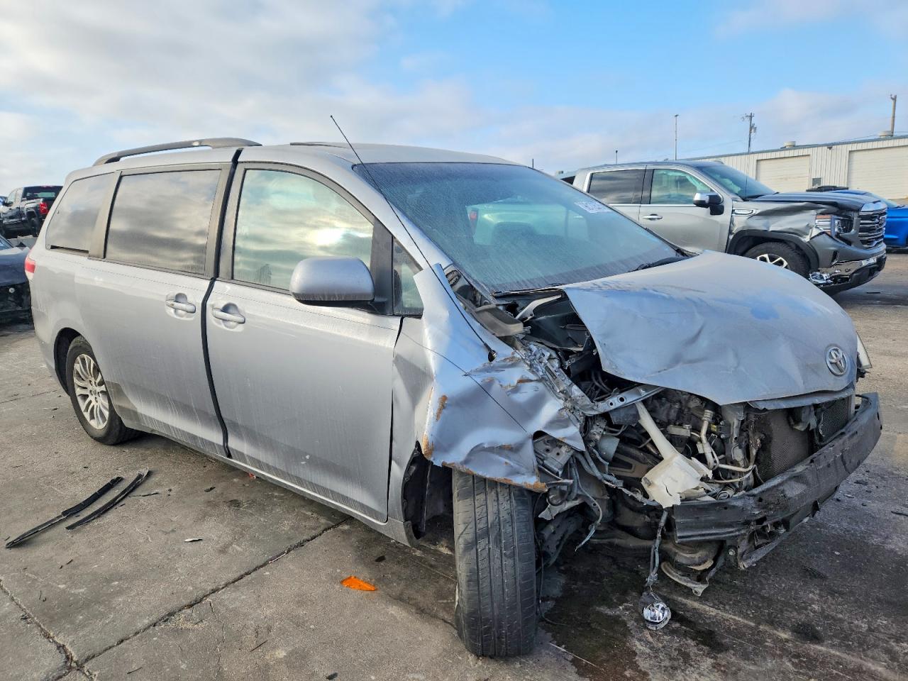 2013 TOYOTA SIENNA XLE photo 4