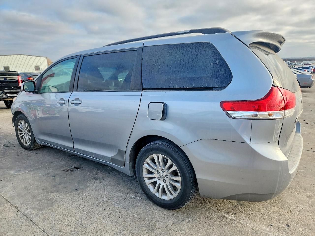 2013 TOYOTA SIENNA XLE photo 2