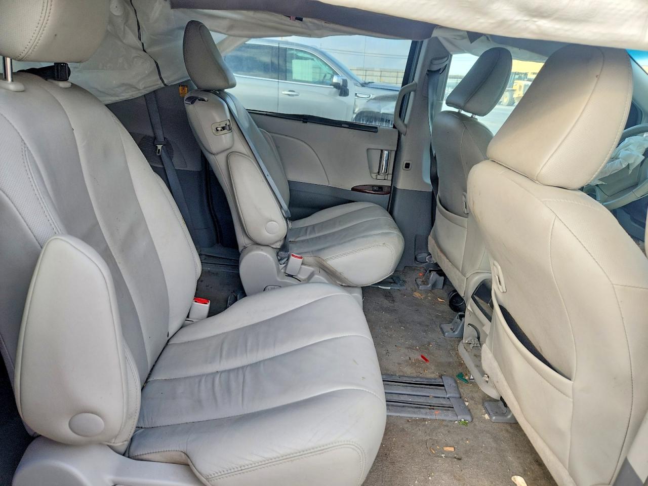 2013 TOYOTA SIENNA XLE photo 11