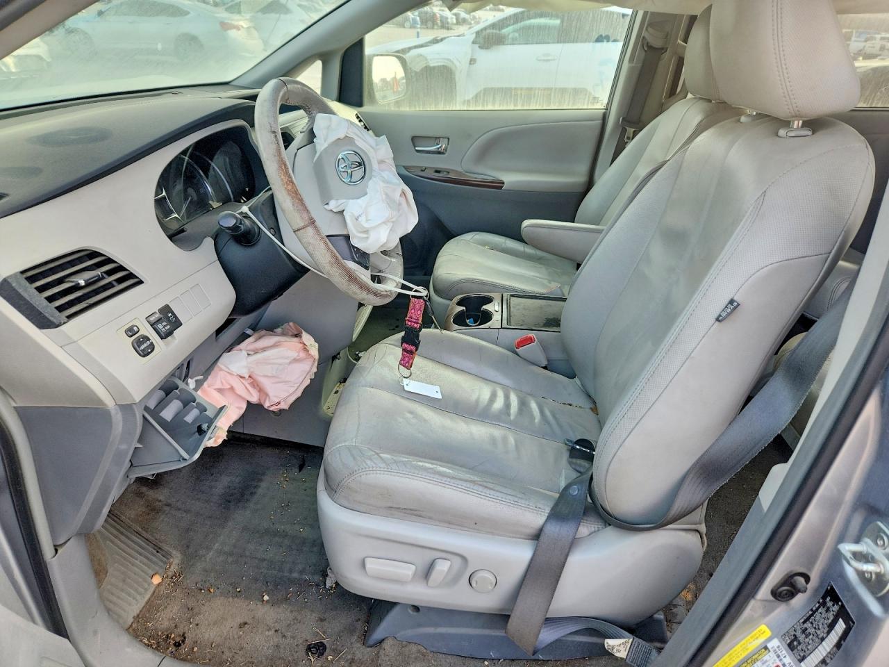 2013 TOYOTA SIENNA XLE photo 7