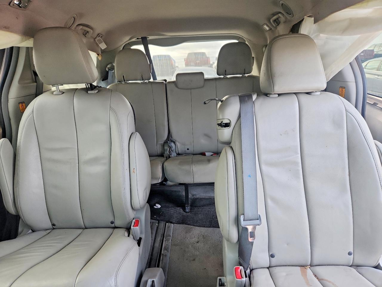 2013 TOYOTA SIENNA XLE photo 10