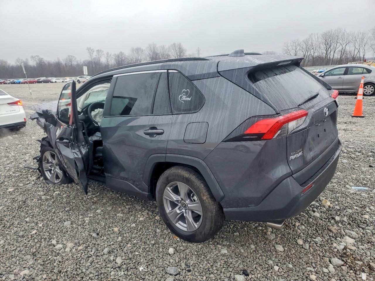 2025 TOYOTA RAV4 XLE photo 4