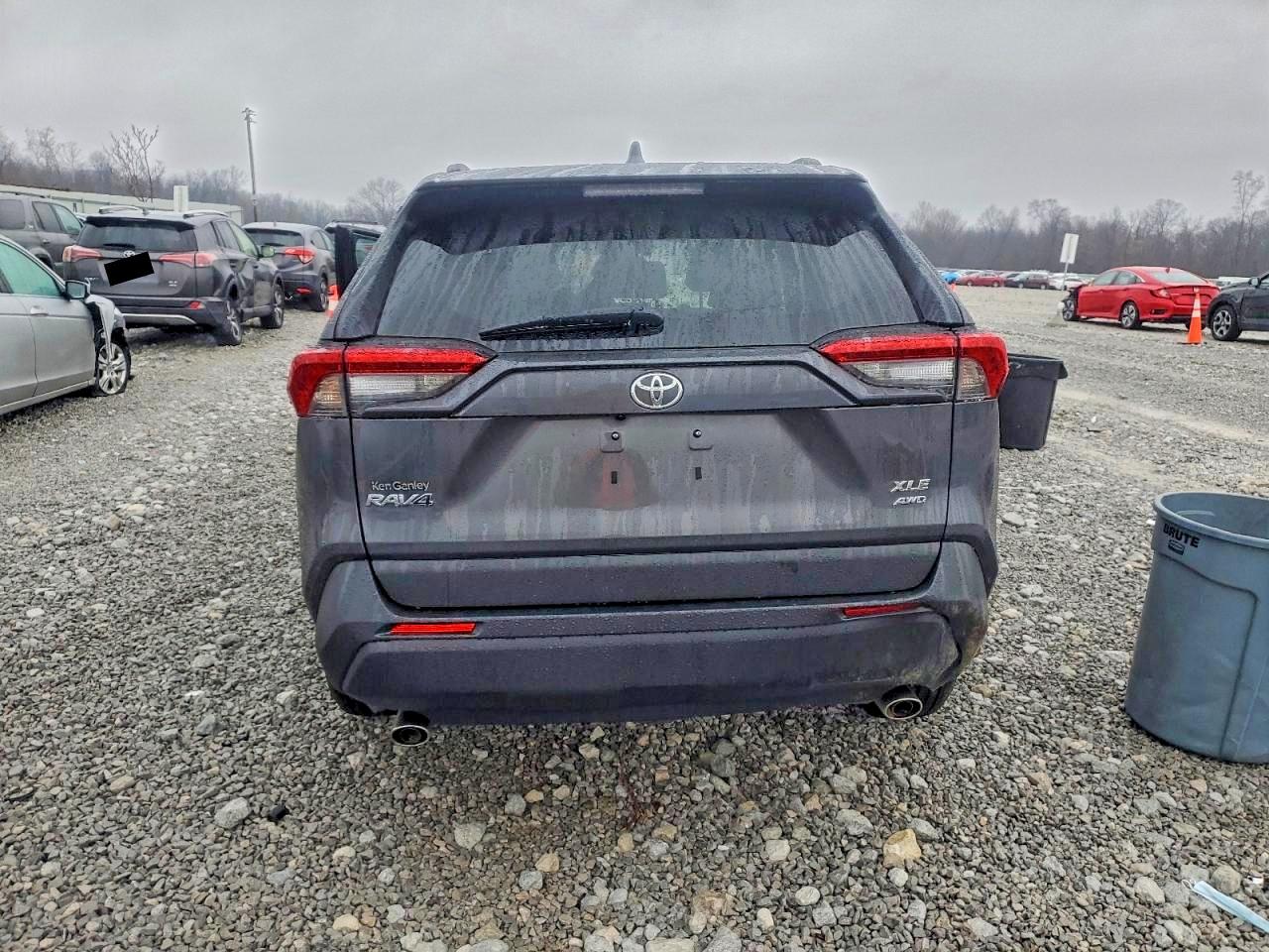 2025 TOYOTA RAV4 XLE photo 16