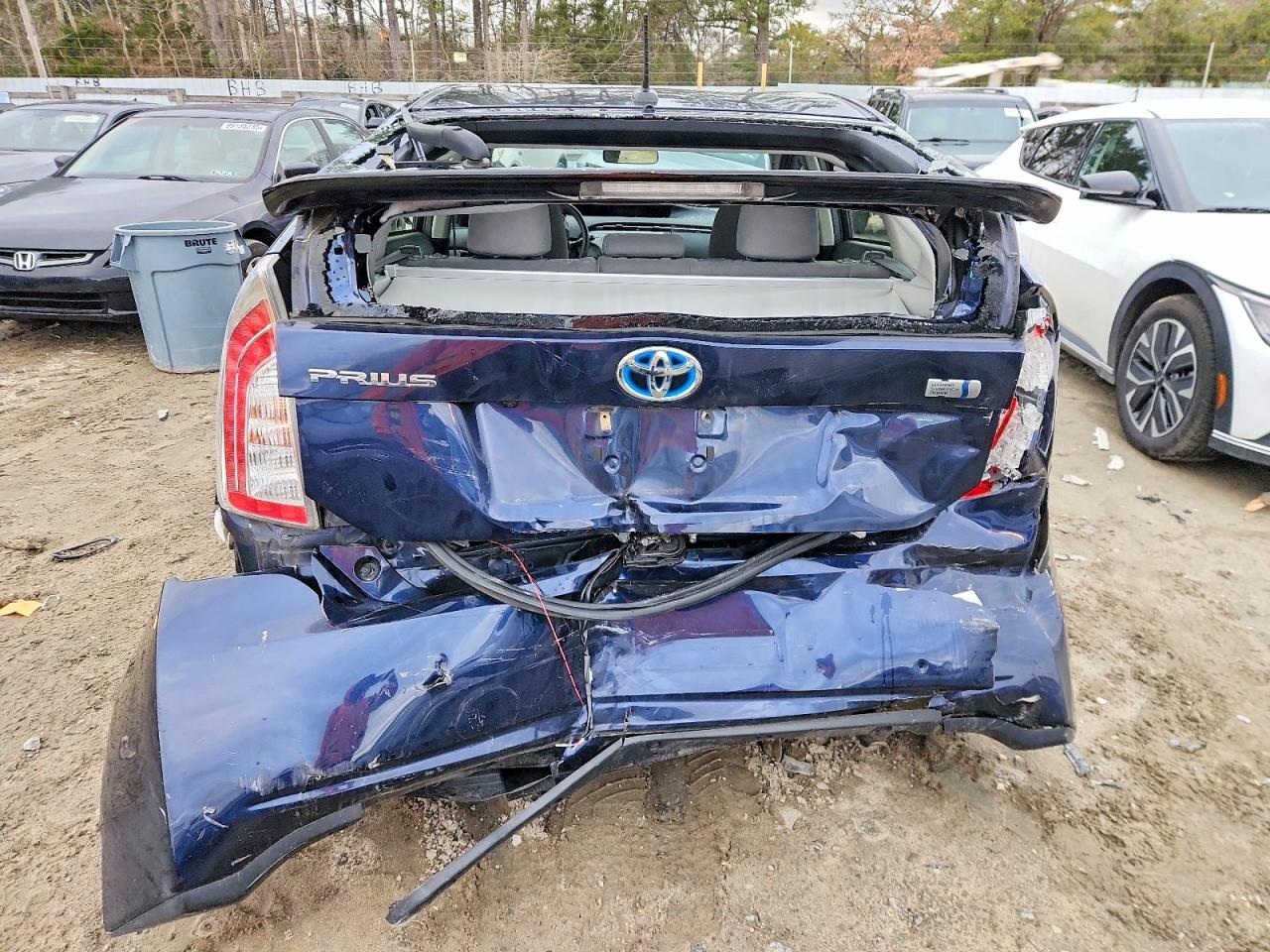 2015 TOYOTA PRIUS photo 6