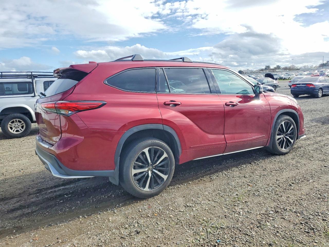 2022 TOYOTA HIGHLANDER XSE photo 3