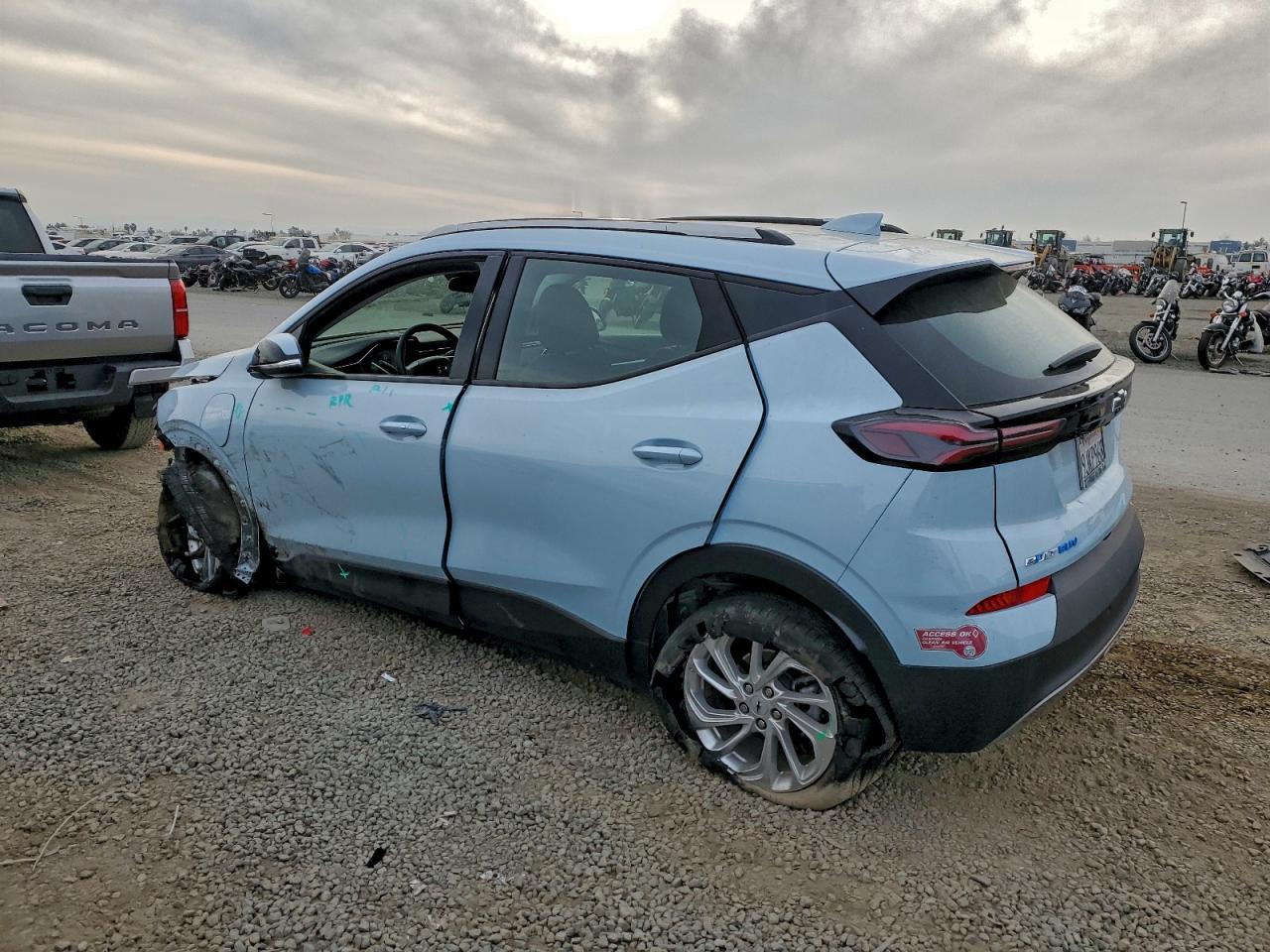 2023 CHEVROLET BOLT EUV LT photo 2