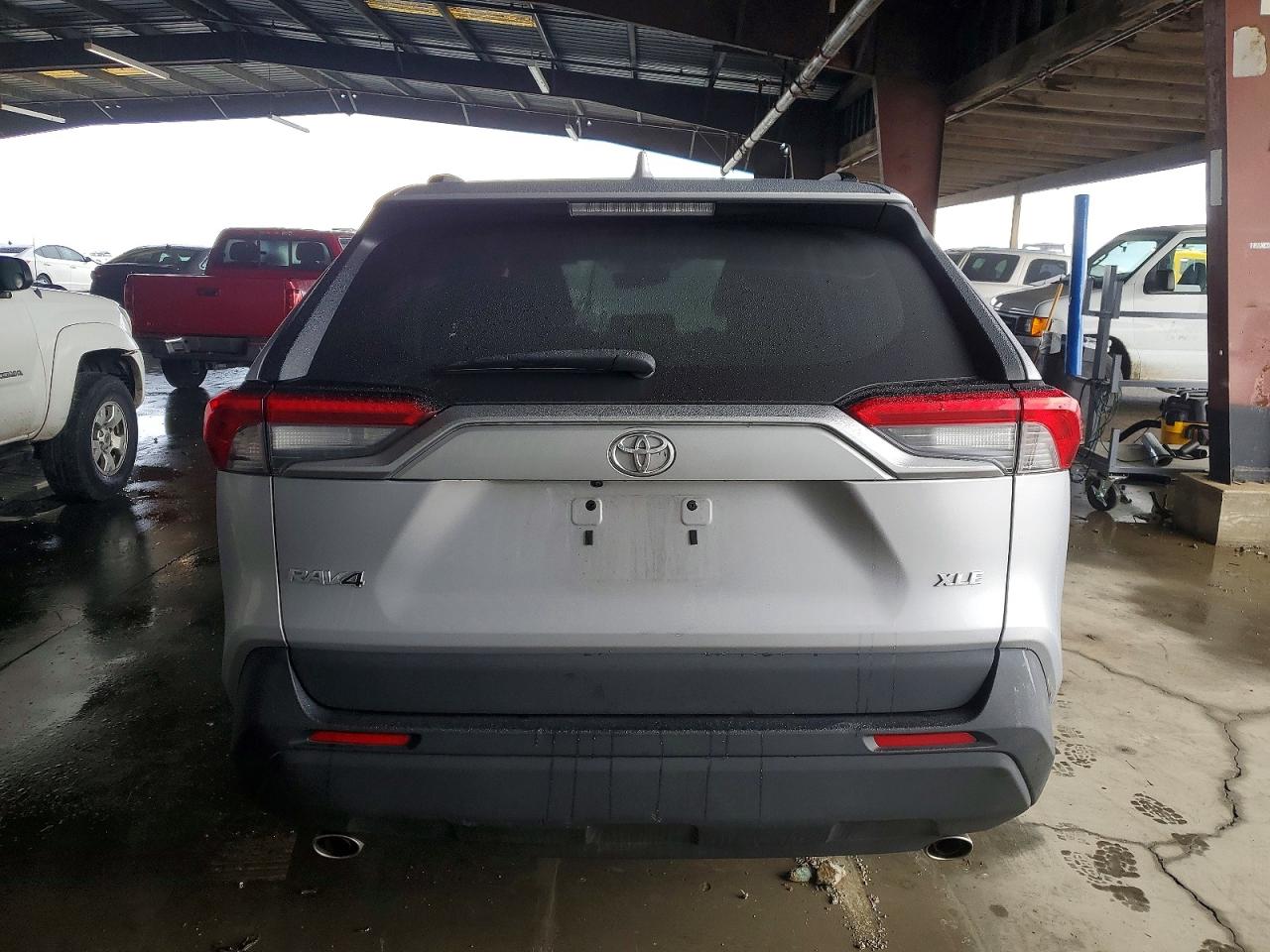 2022 TOYOTA RAV4 XLE photo 6