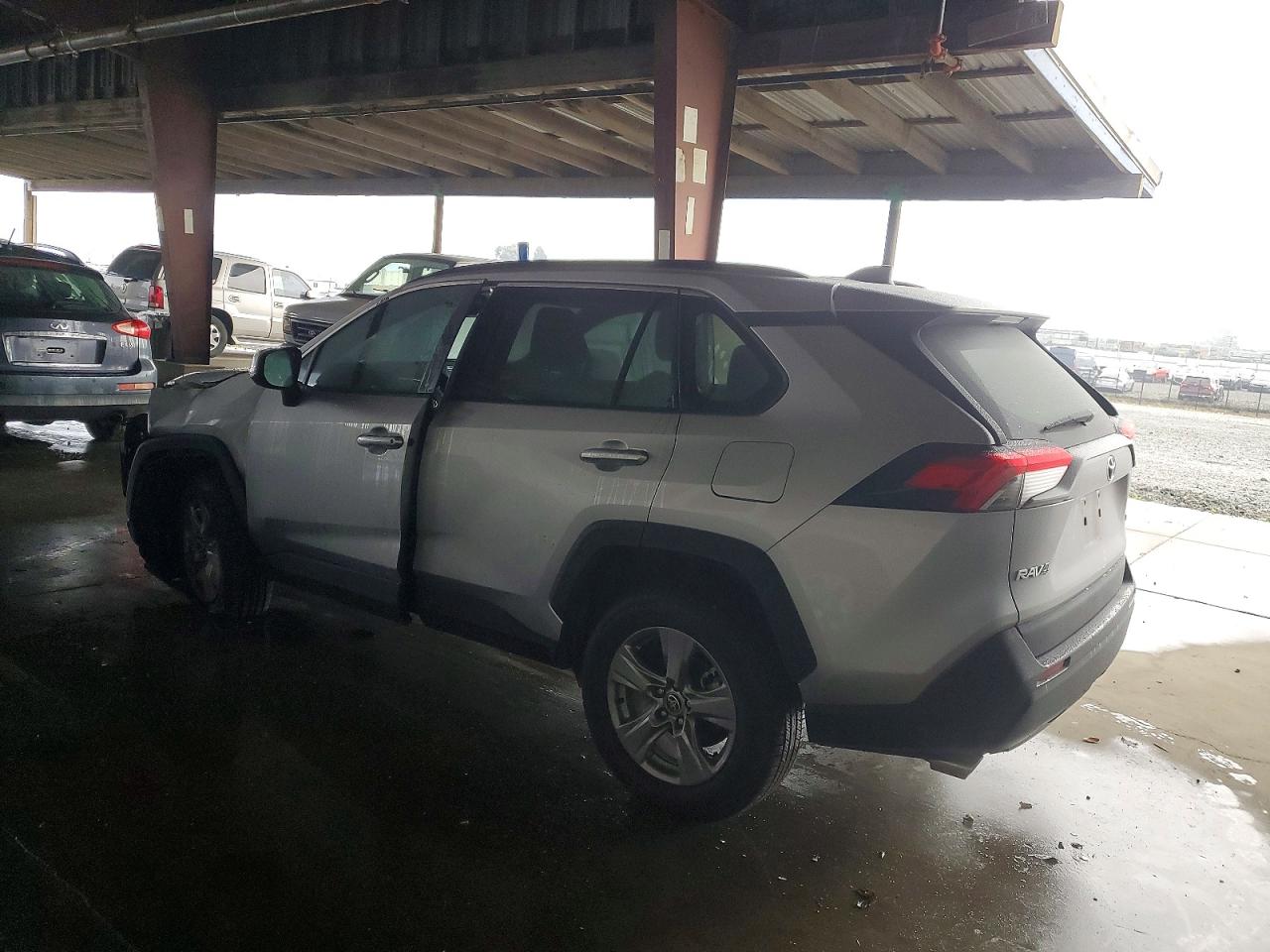 2022 TOYOTA RAV4 XLE photo 2