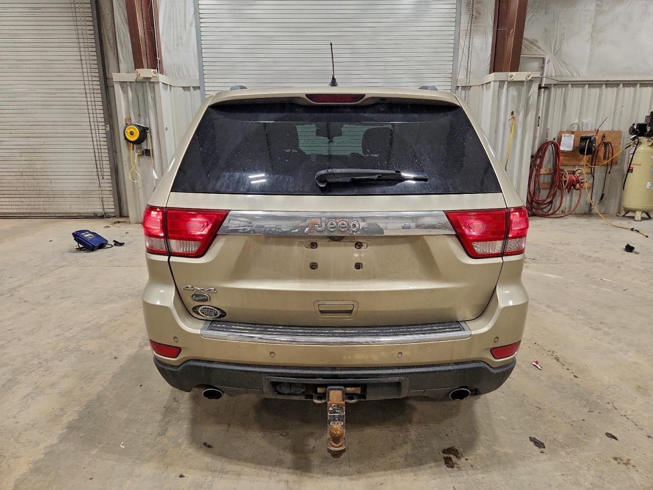 2011 JEEP GRAND CHEROKEE OVERLAND photo 6