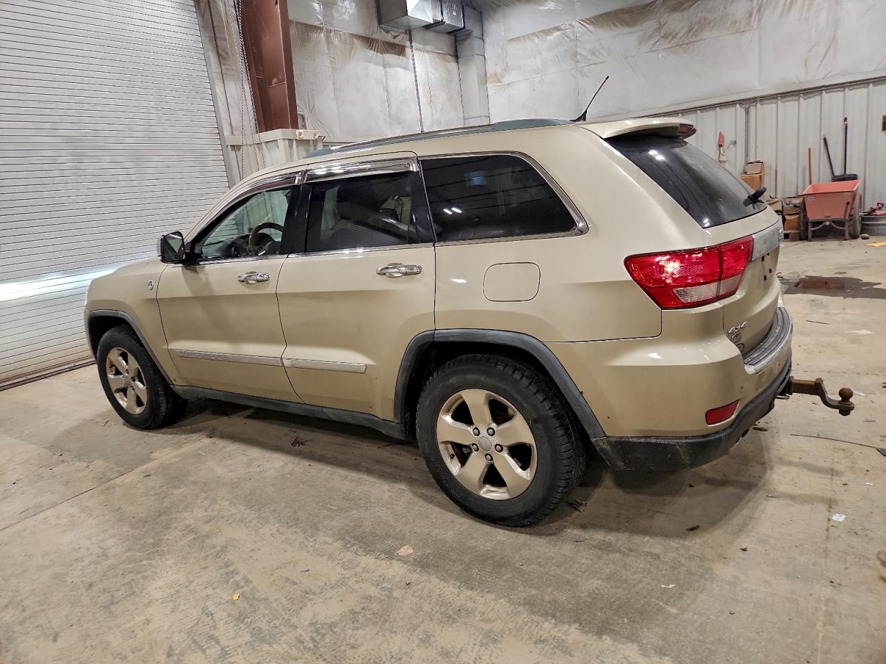 2011 JEEP GRAND CHEROKEE OVERLAND photo 2