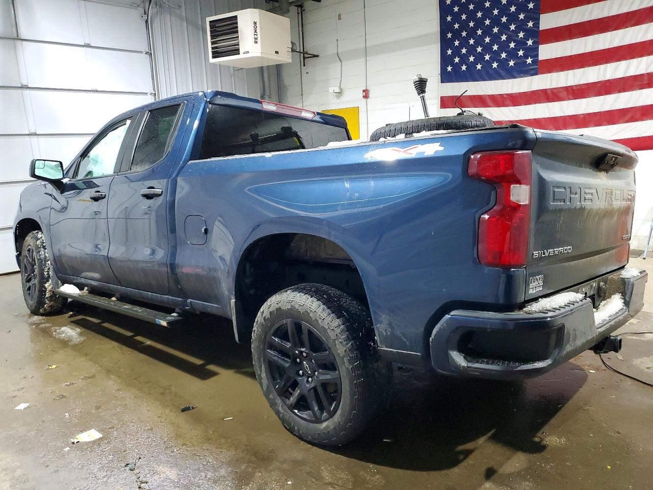 2023 CHEVROLET SILVERADO K1500 CUSTOM photo 2
