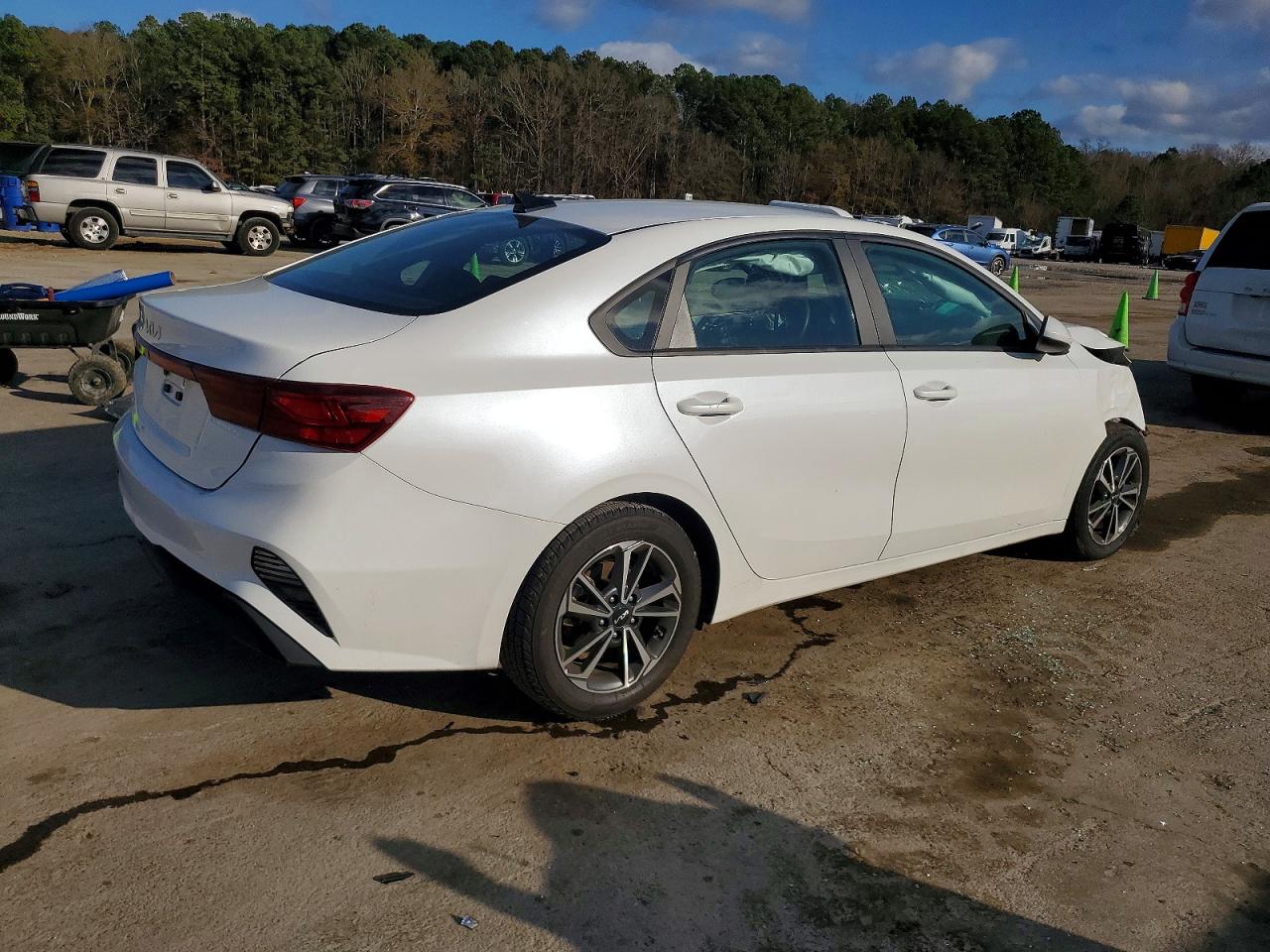 2023 KIA FORTE LX photo 3