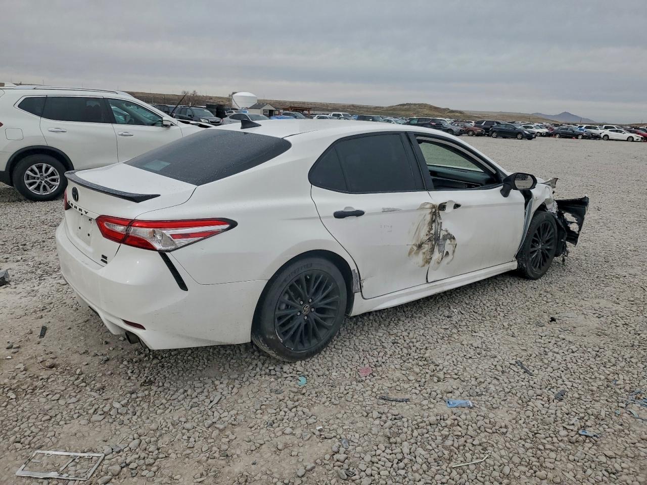 2020 TOYOTA CAMRY SE photo 3