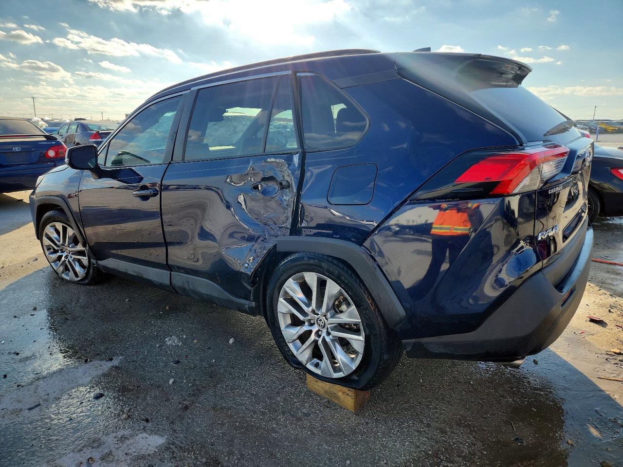 2021 TOYOTA RAV4 XLE PREMIUM photo 2