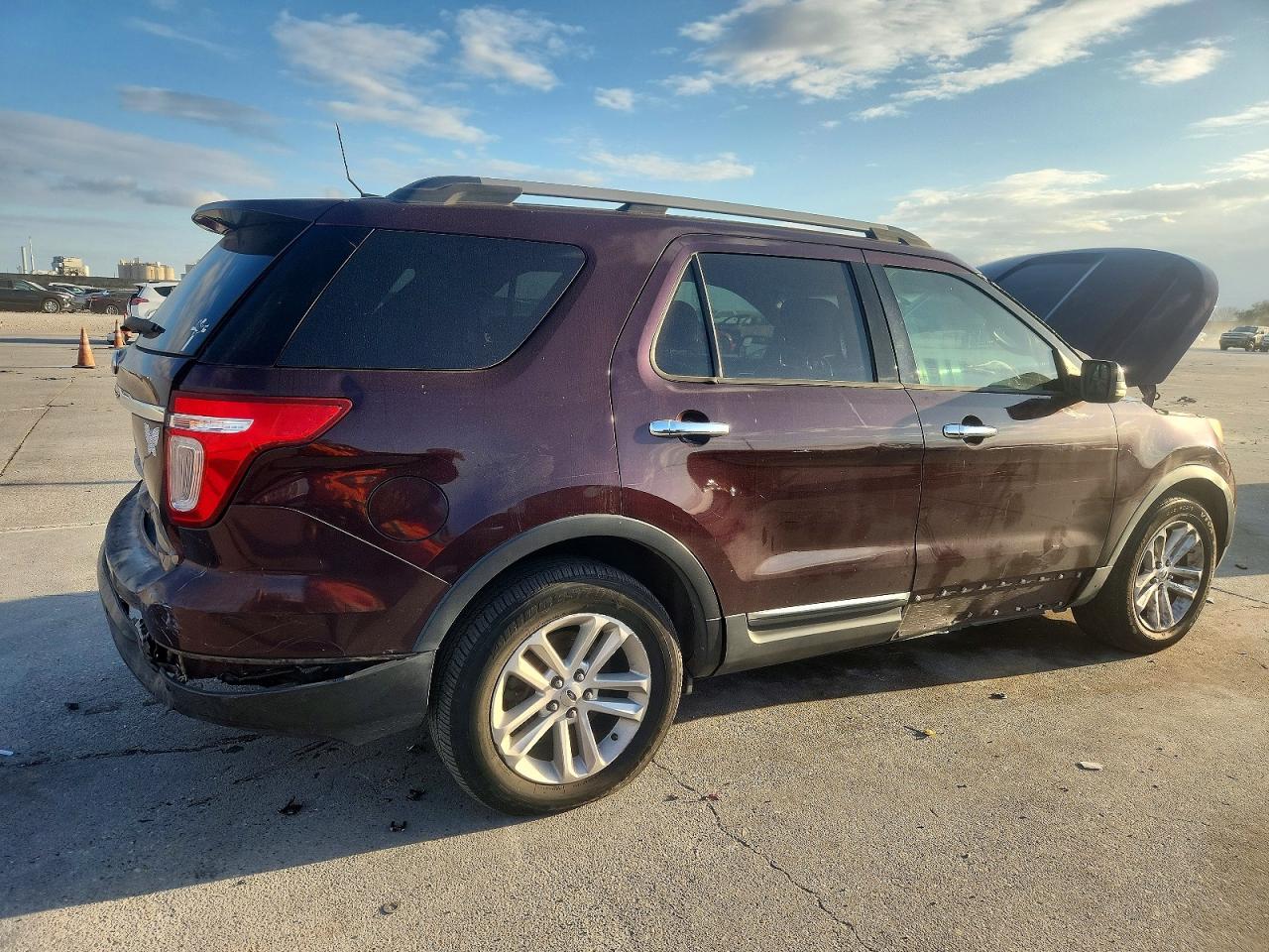 2011 FORD EXPLORER XLT photo 3