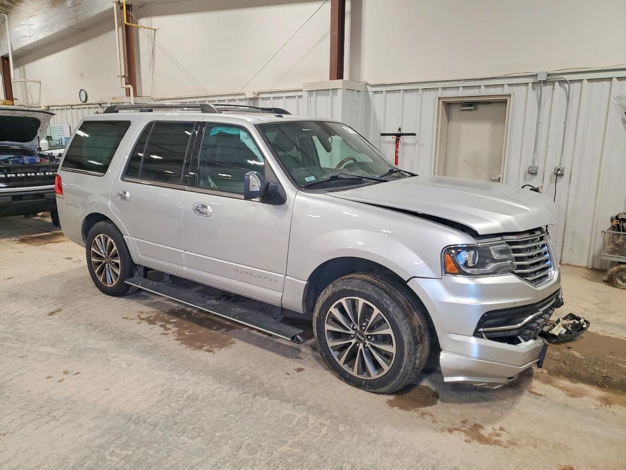 2015 LINCOLN NAVIGATOR photo 4