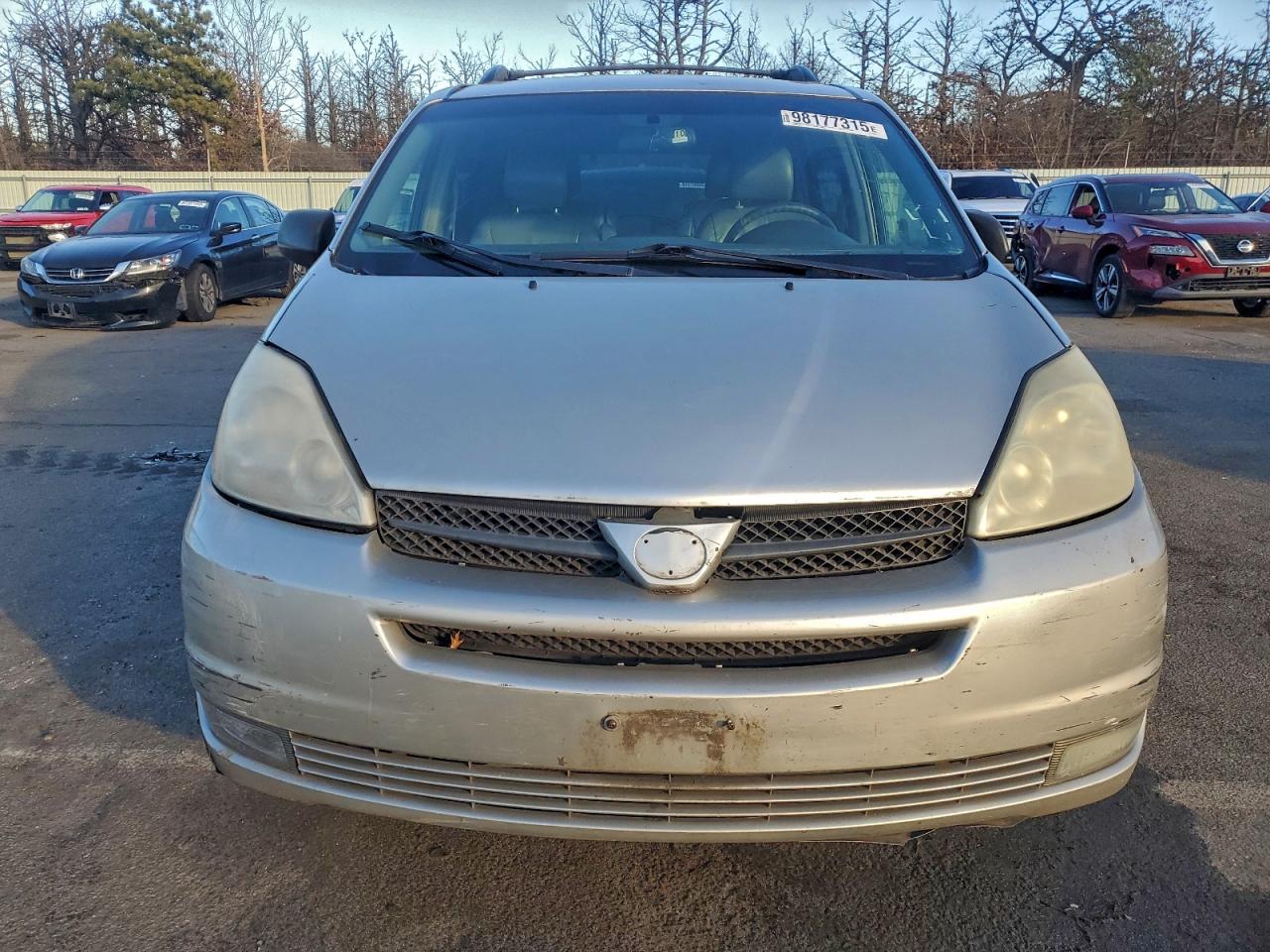 2004 TOYOTA SIENNA photo 5