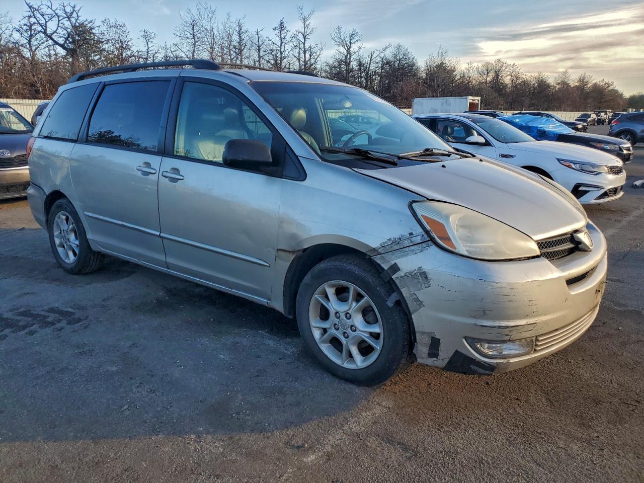 2004 TOYOTA SIENNA photo 4