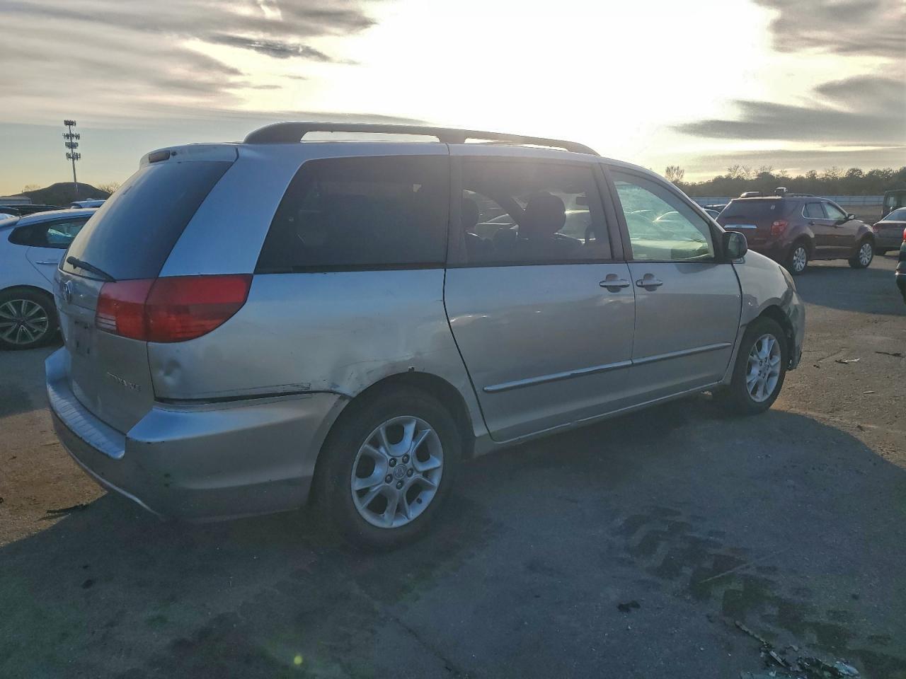 2004 TOYOTA SIENNA photo 3