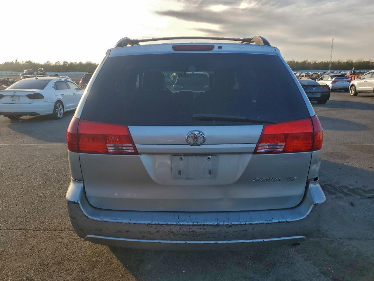 2004 TOYOTA SIENNA photo 6