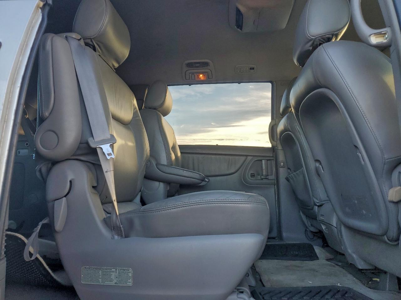 2004 TOYOTA SIENNA photo 11