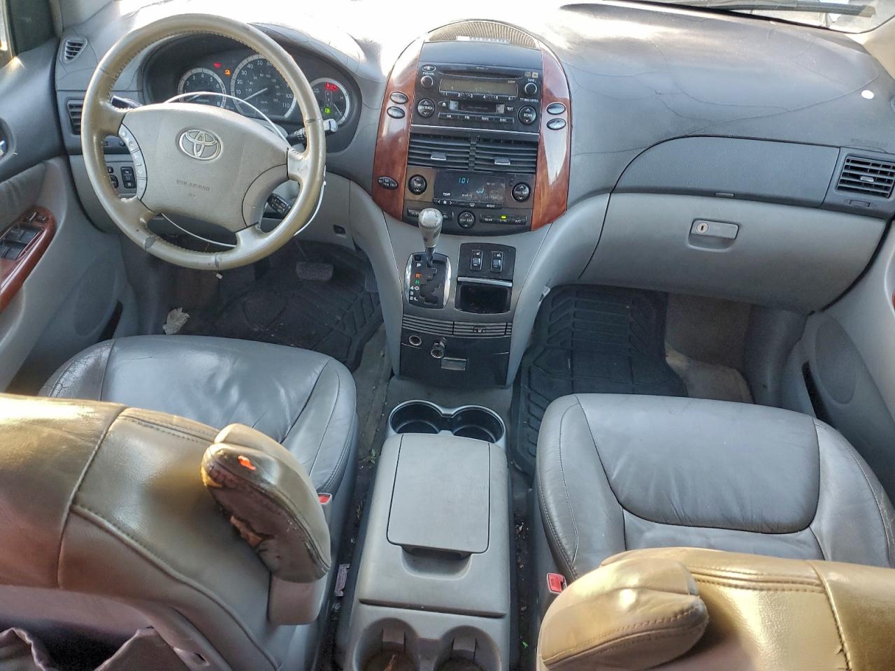 2004 TOYOTA SIENNA photo 8