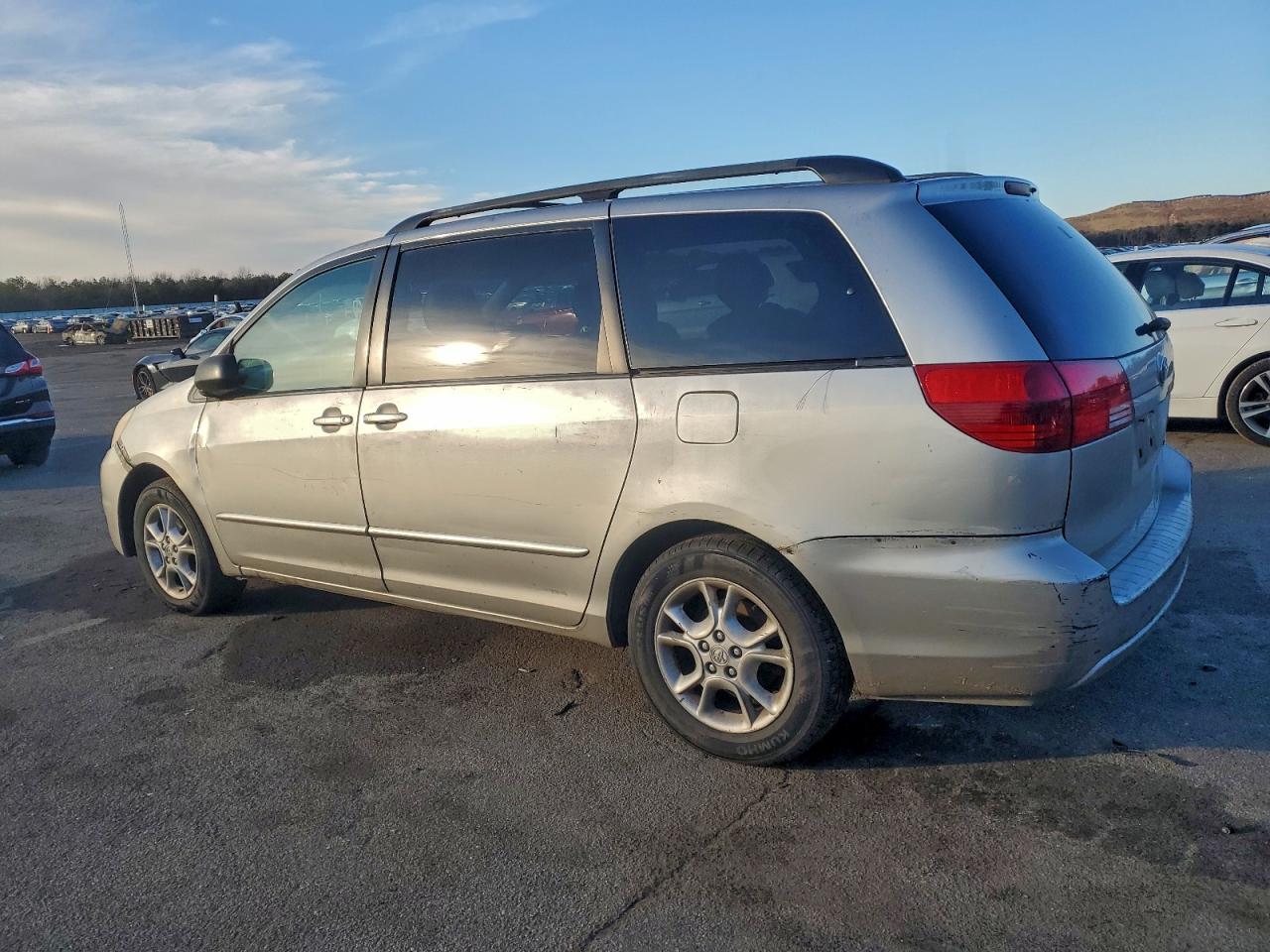 2004 TOYOTA SIENNA photo 2