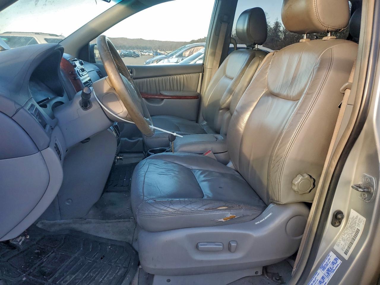 2004 TOYOTA SIENNA photo 7