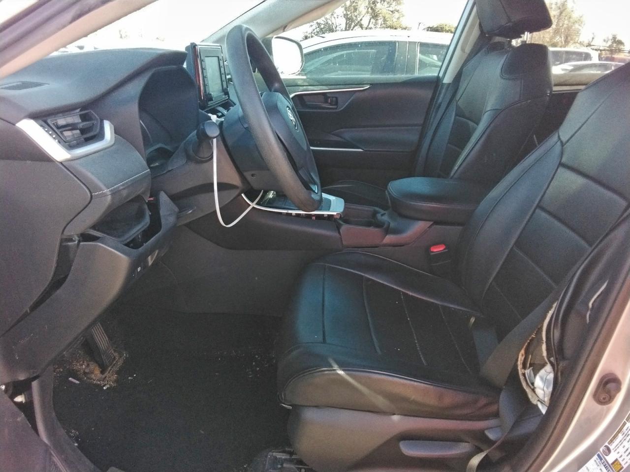 2021 TOYOTA RAV4 LE photo 7