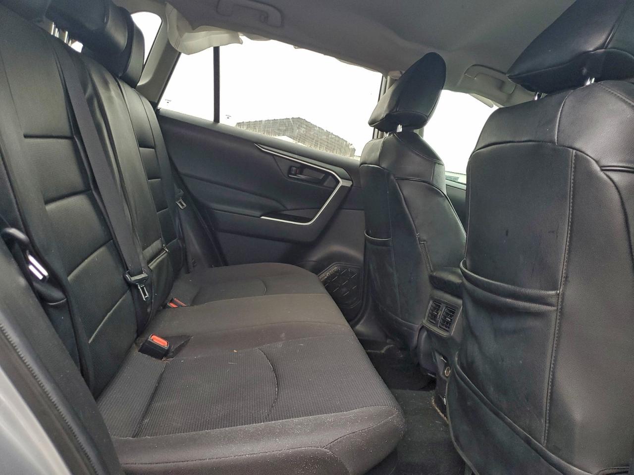 2021 TOYOTA RAV4 LE photo 11