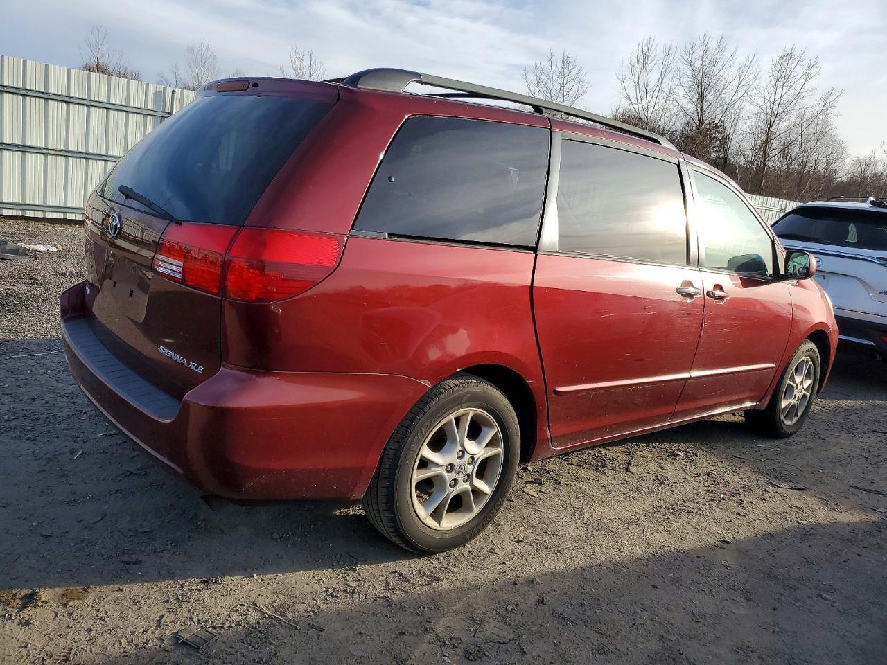 2004 TOYOTA SIENNA XLE photo 3