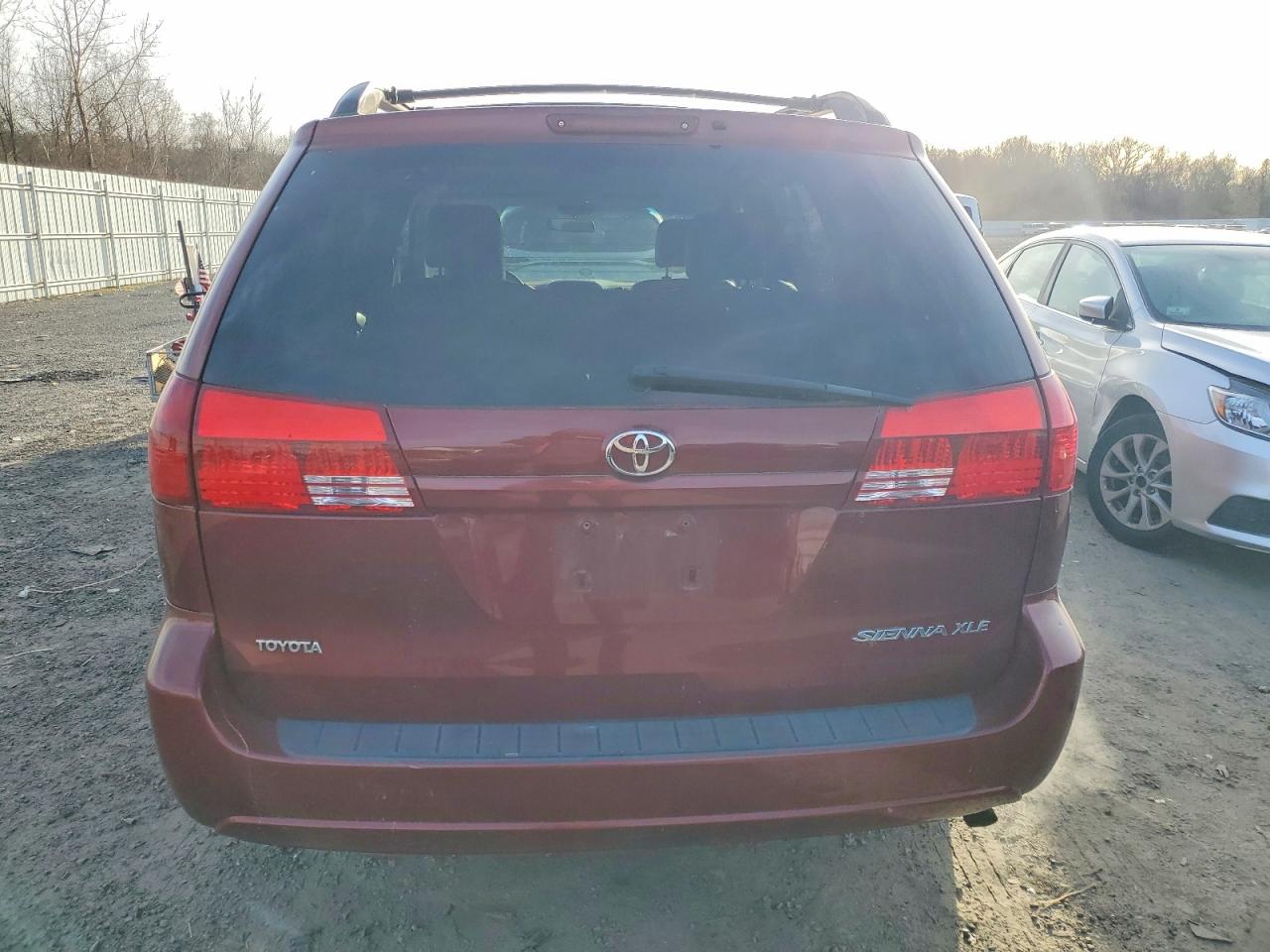 2004 TOYOTA SIENNA XLE photo 6