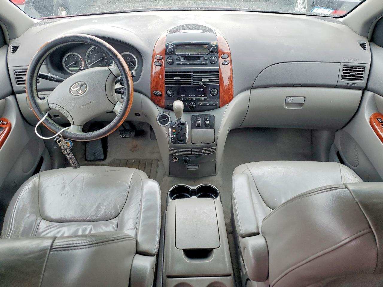2004 TOYOTA SIENNA XLE photo 8