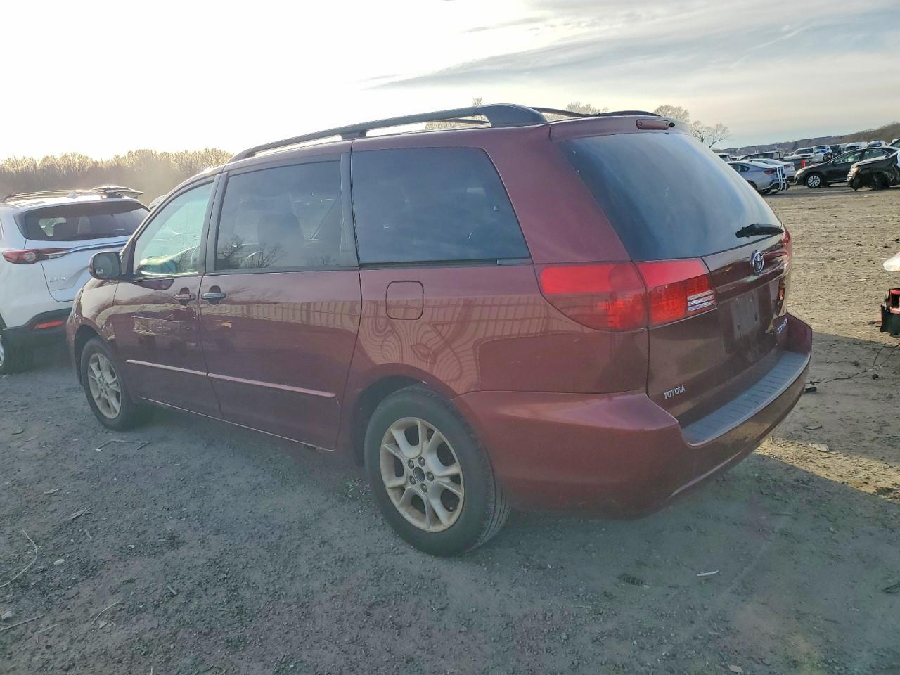 2004 TOYOTA SIENNA XLE photo 2