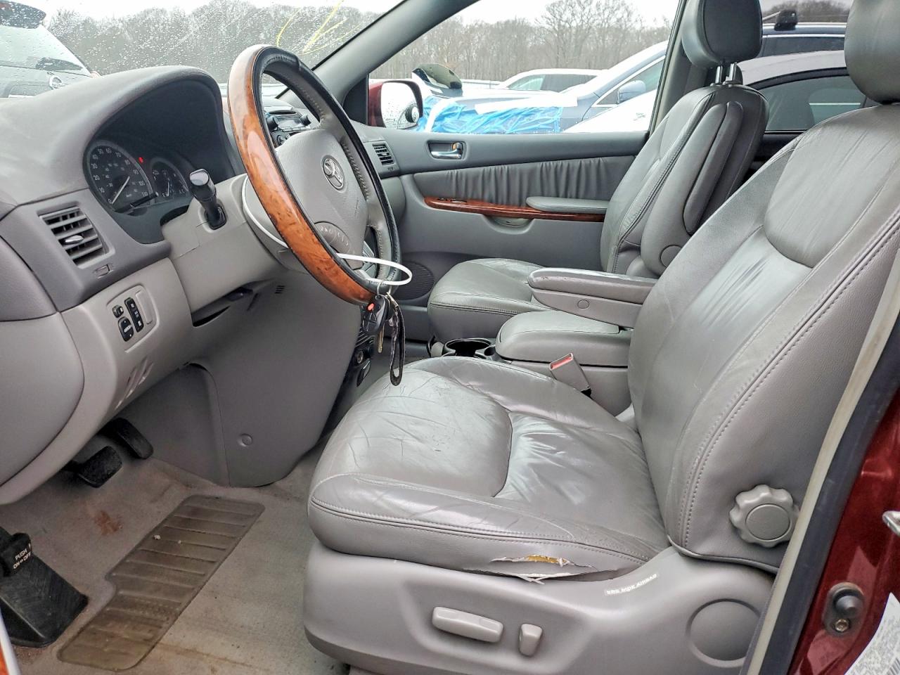 2004 TOYOTA SIENNA XLE photo 7