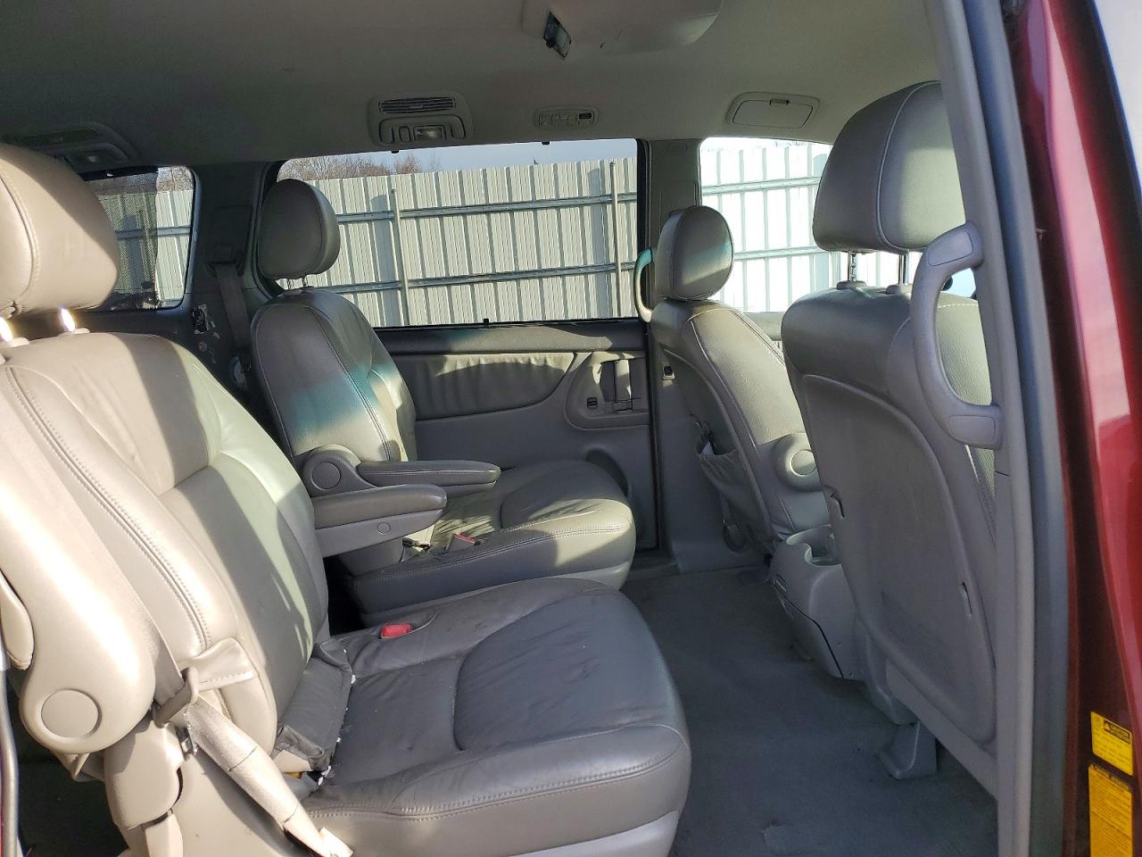 2004 TOYOTA SIENNA XLE photo 11