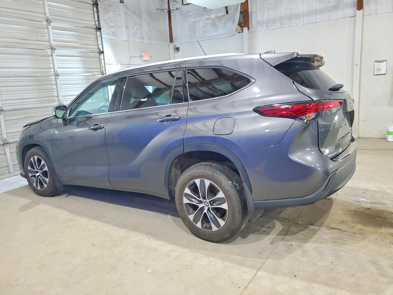 2022 TOYOTA HIGHLANDER XLE photo 4
