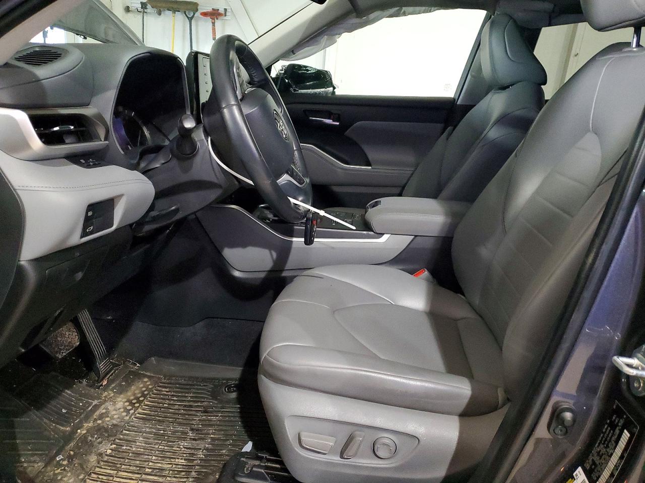 2022 TOYOTA HIGHLANDER XLE photo 19